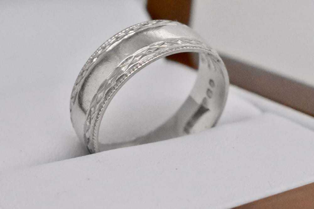 18ct White Gold Hallmarked Band