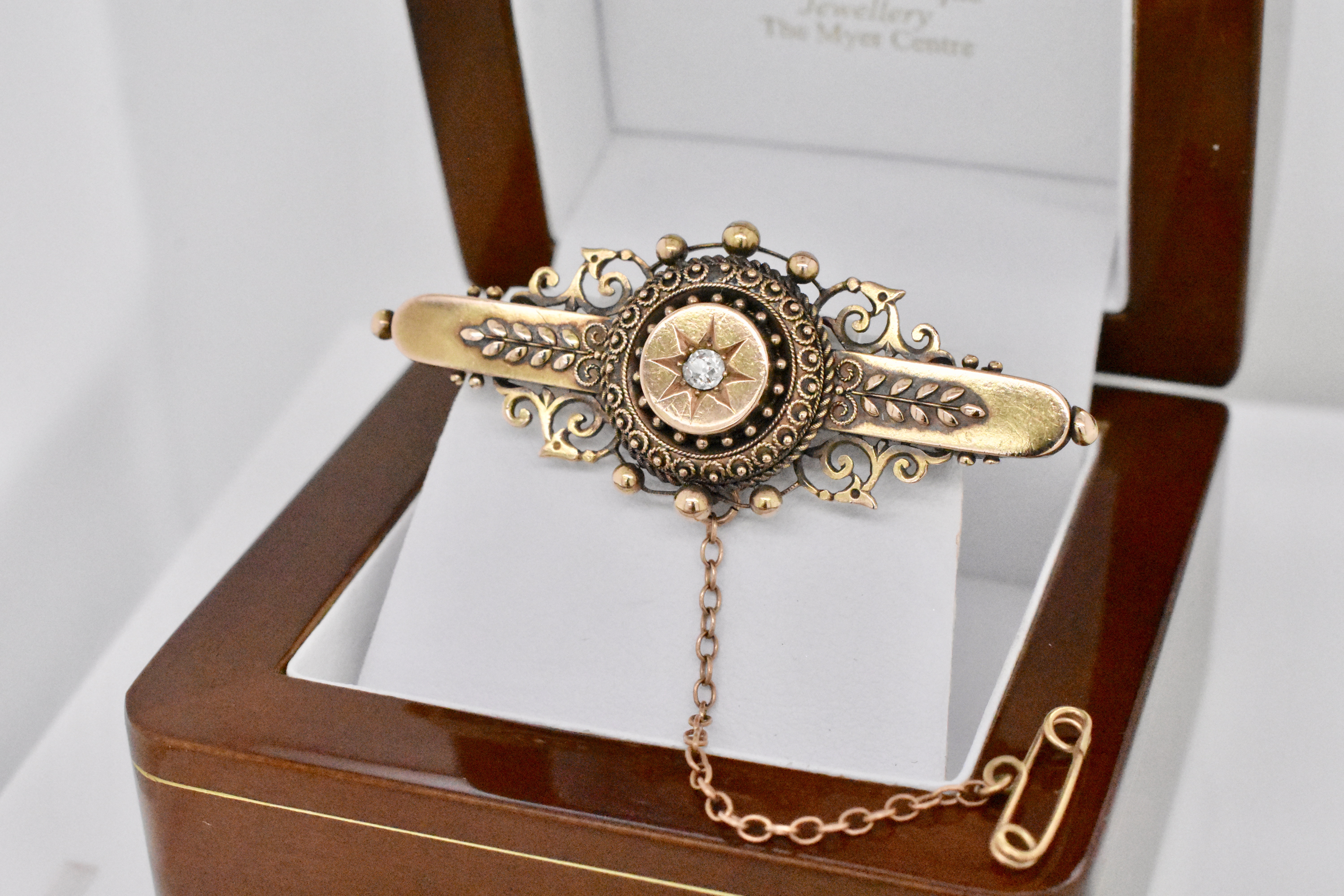 bar brooch
